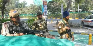 गणतंत्र दिवस को लेकर दिल्ली की सीमाओं पर सख्त पहरा, मॉल और रेलवे स्टेशनों पर भी तलाशी अभियान