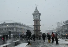 कश्मीर में पहला हिमपात, दिल्ली-यूपी में कोहरे और शीतलहर से थमा जनजीवन; फ्लाइट रद और ट्रेनें घंटों लेट